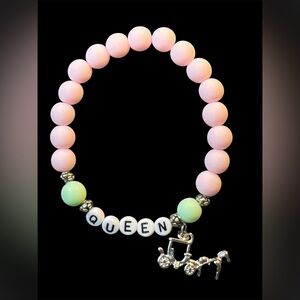 Queen Pink And Green Beaded Stretch Bracelet With Horse And Carriage Charm New
